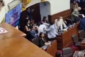 Legislador de Perú agredió a su colega en el Congreso