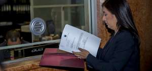 La secretaria Jur&iacute;dica de la Presidencia, Johanna Pes&aacute;ntez, entrega en la Asamblea el veto presidencial y el proyecto  anticorrupci&oacute;n del Ejecutivo.  