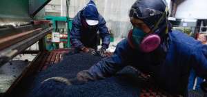 Obreros de la empresa Ecocaucho trabajan con el caucho granulado, producto de llantas usadas procesadas, con el cual se fabrican pisos para gimnasios.