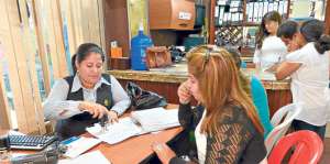 Los padres se acercan a pagar la pensi&oacute;n de enero o hacer abonos en la Academia Naval Visi&oacute;n. Foto: Lylibeth Coloma / El Tel&eacute;grafo