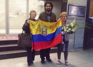 La madrina de Gustavo Cerati (i), el m&uacute;sico guayaquile&ntilde;o Juan Carlos Coronel y Liliam Clark, madre del exvocalista de Soda Stereo. Foto: Mito Lopez (Cortes&iacute;a).