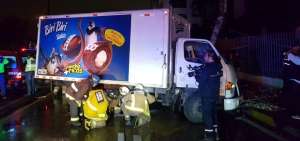 Los bomberos usaron herramientas de extricaci&oacute;n para rescatar al conductor del cami&oacute;n en el norte de Guayaquil.