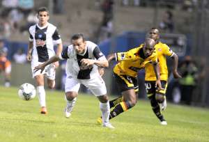 Michael Qui&ntilde;&oacute;nez (d) pierde la marca del paraguayo Dionicio P&eacute;rez (i) durante el partido por la segunda fase de la Copa Sudamericana, ayer en Asunci&oacute;n. Foto: AFP.