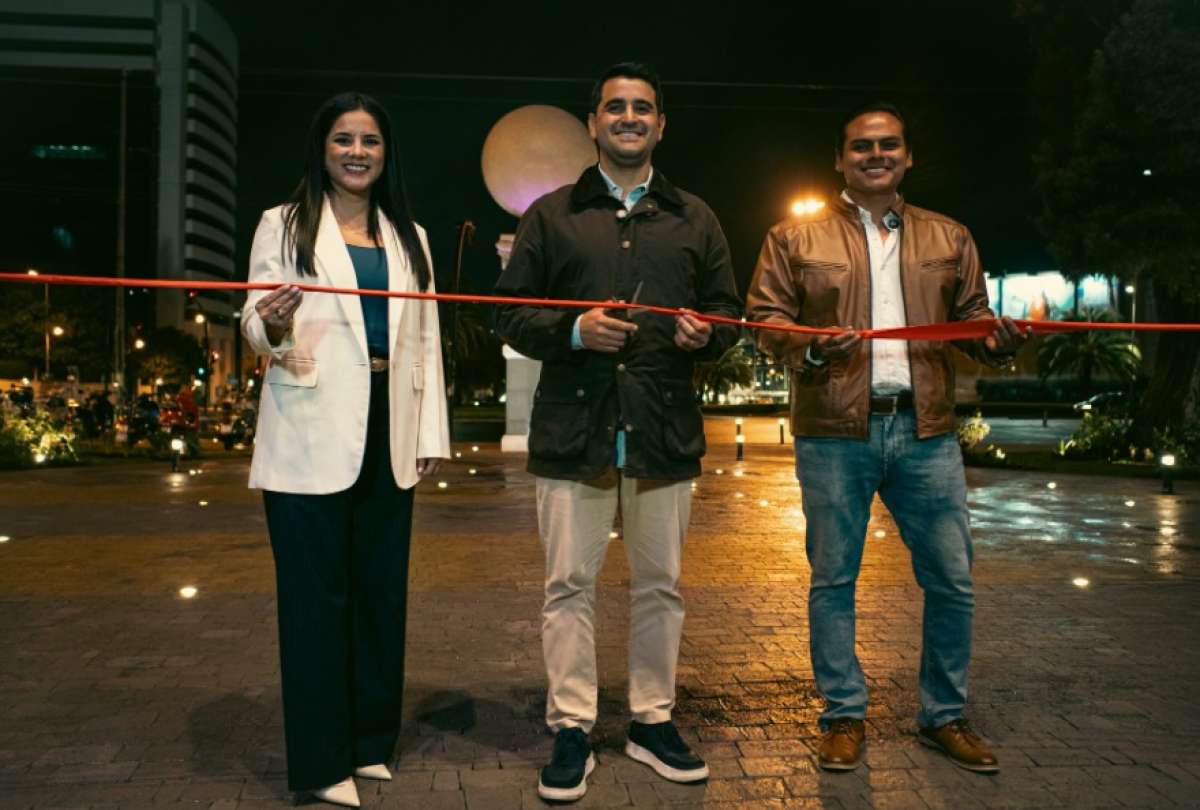 La plaza cuenta con áreas peatonales, mobiliario urbano, jardineras y espacios para eventos al aire libre.