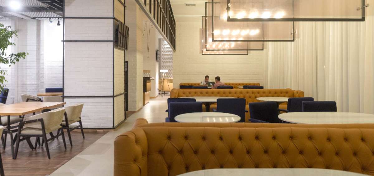 La edificaci&oacute;n comprende de restaurante, un sal&oacute;n de convenciones para 700 personas, salas de reuniones y una piscina exterior.