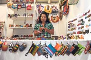 Aurora Chahuasqui, artesana de Quito, particip&oacute; el viernes en la Feria Multisectorial que se dio en Guayaquil. Foto: Miguel Castro / El Tel&eacute;grafo