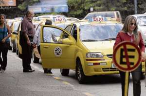 Los usuarios exigen a las cooperativas de taxis que trabajan en los centros comerciales que usen el tax&iacute;metro. Foto: Karly Torres/El Tel&eacute;grafo