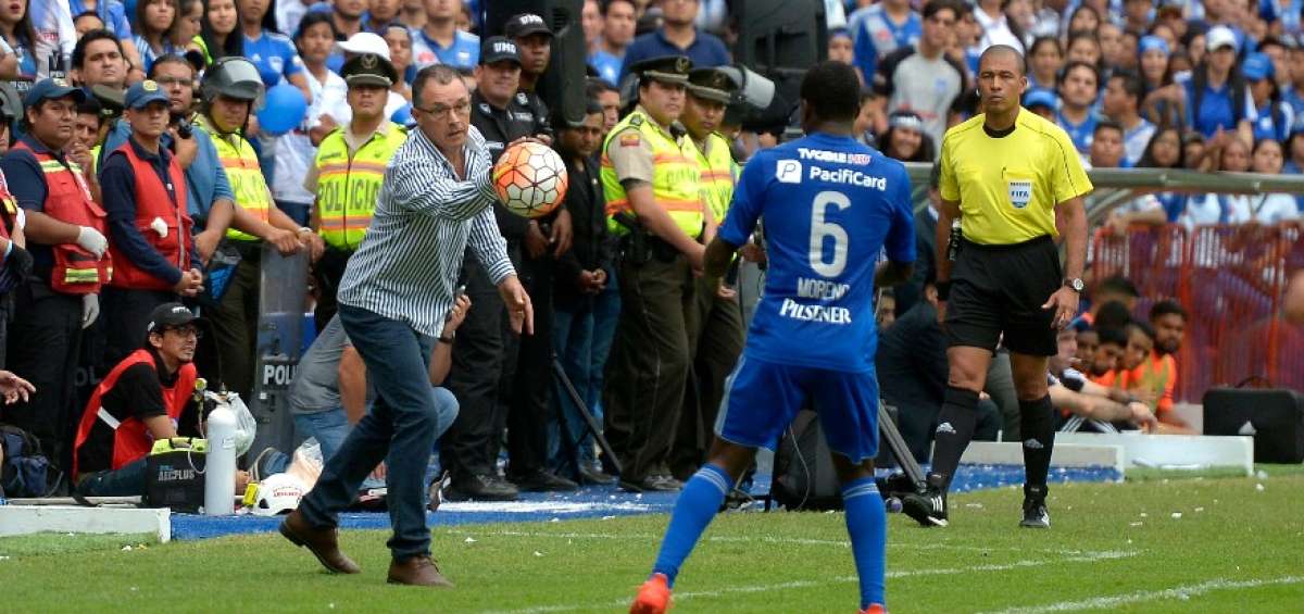 El director t&eacute;cnico de Emelec, Alfredo Arias, le entrega la pelota al lateral Carlos Moreno, durante el partido de Copa Sudamericana, en el estadio Capwell.