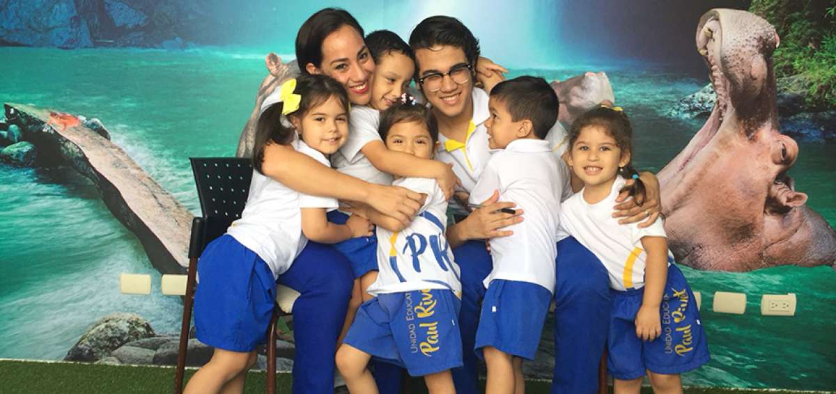 Adriana D&aacute;ger recibe el cari&ntilde;o de sus estudiantes del colegio Pa&uacute;l Rivert. Ella goza de la confianza de sus alumnos, quienes le cuentan sus problemas.