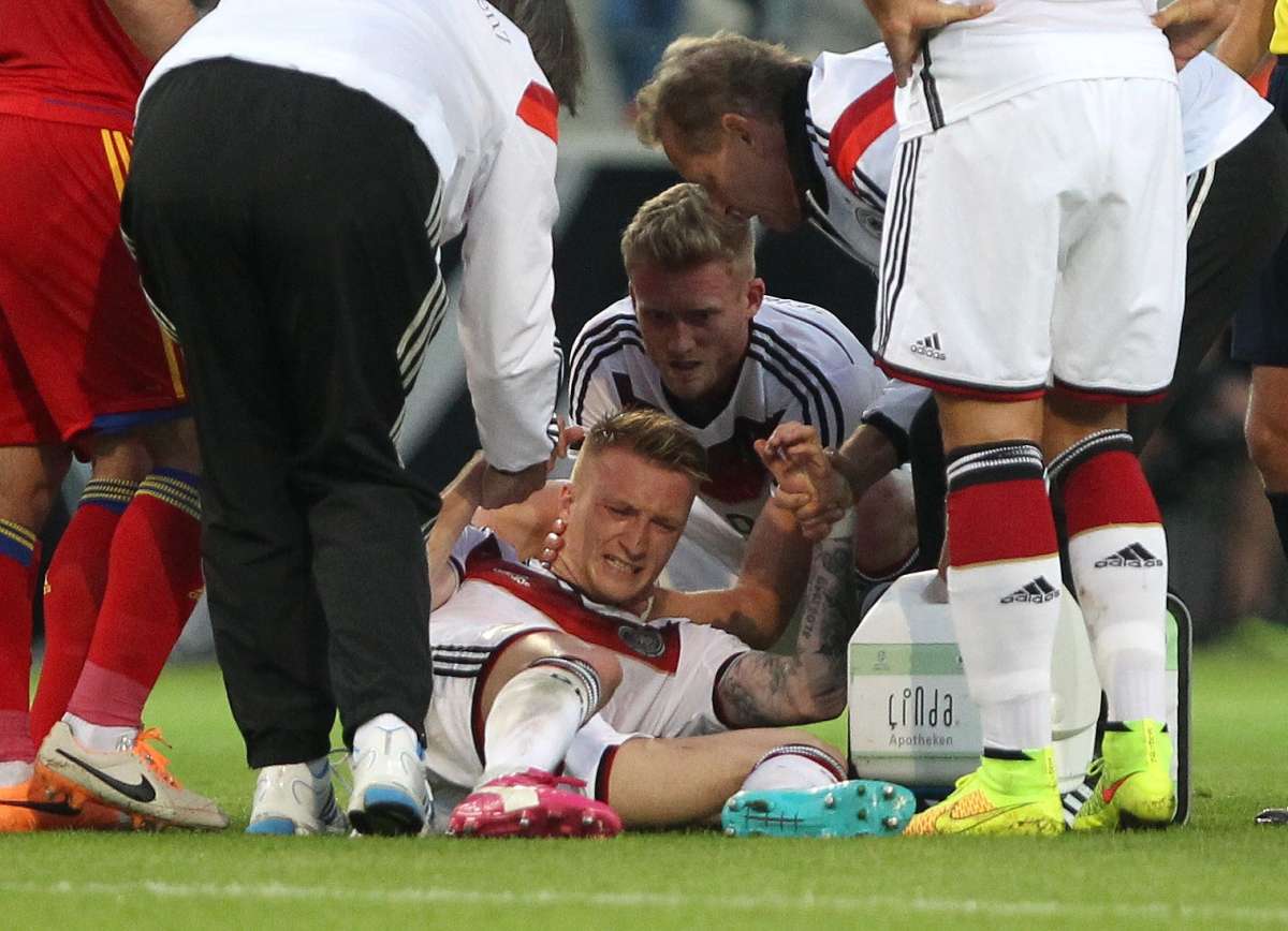 Marco Reus fue reemplazado en el primer tiempo debido a una lesi&oacute;n en su pie izquierdo. Foto: AFP