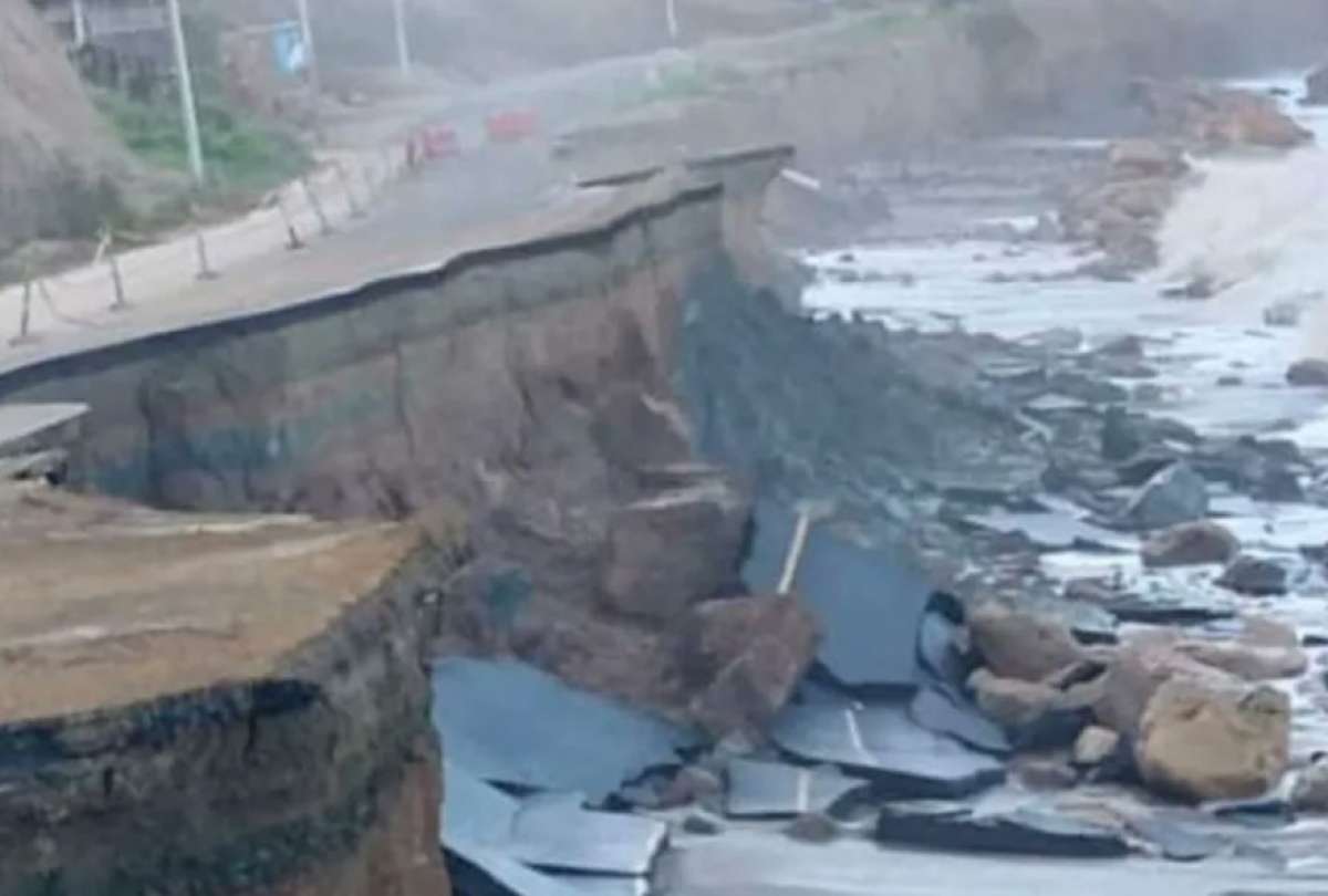 Parte de la vía en Las Piñas, en Manabí, fue afectada por el fuerte oleaje
