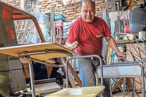 En Pichincha inici&oacute; la fabricaci&oacute;n de los kits de pupitres, con lo que se espera crear 4.000 plazas de trabajo. Unos 353.000 estudiantes ser&aacute;n beneficiados. Foto: Archivo / El Tel&eacute;grafo