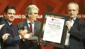 La condecoraci&oacute;n se suma a la lista de premios como el R&oacute;mulo Gallegos y el M&eacute;dicis. AFP