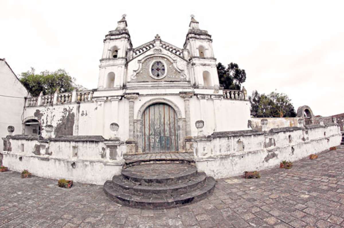La Bas&iacute;lica de San Juan Bautista se encuentra en el centro de la casa. All&iacute; existen 2 galer&iacute;as abiertas. Foto: Roberto Ch&aacute;vez.