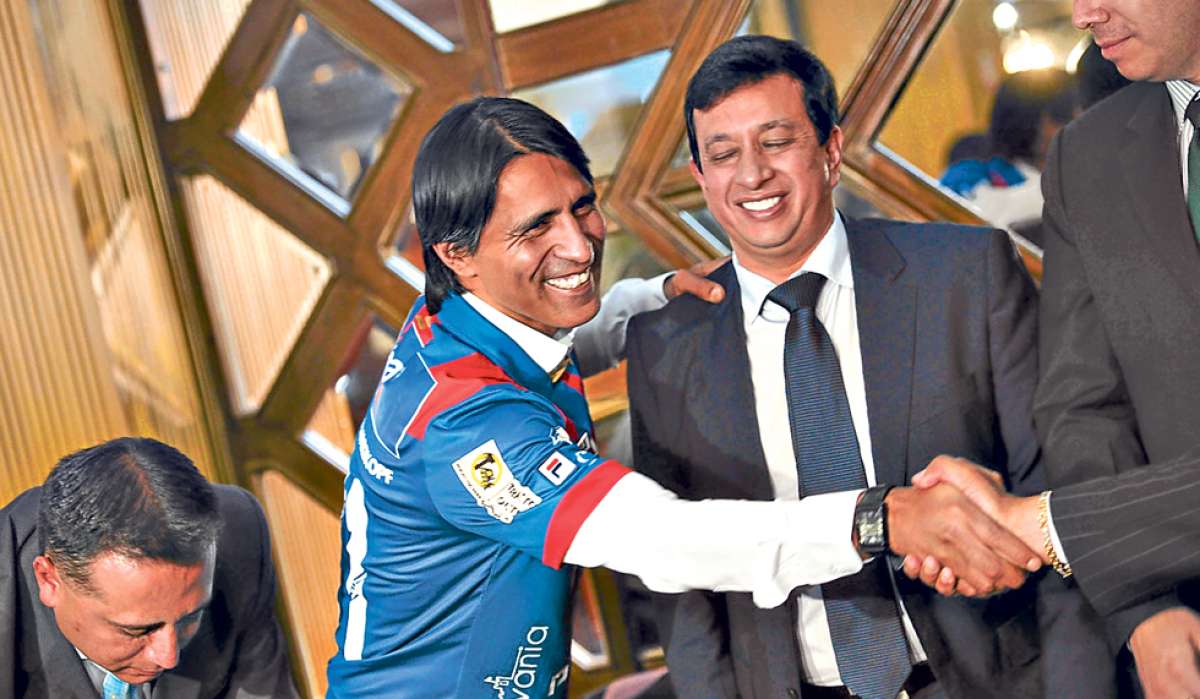 El entrenador uruguayo, Tabar&eacute; Silva, luce la camiseta de Deportivo Quito junto al presidente del club, Joselito Cobo, durante su presentaci&oacute;n. Foto: Santiago Aguirre / El Tel&eacute;grafo