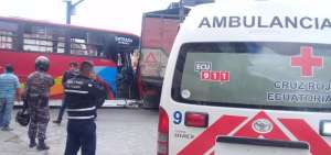 Choque entre bus y cami&oacute;n en Cuenca dej&oacute; 14 heridos