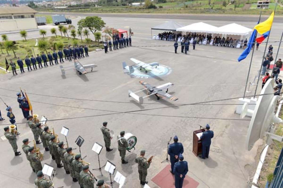 Una vista de las naves no tripuladas que se exhibieron durante la ceremonia conmemorativa por los 16 a&ntilde;os del Centro de Investigaci&oacute;n y Desarrollo de la Fuerza A&eacute;rea Ecuatoriana. Foto: Roberto Ch&aacute;vez.
