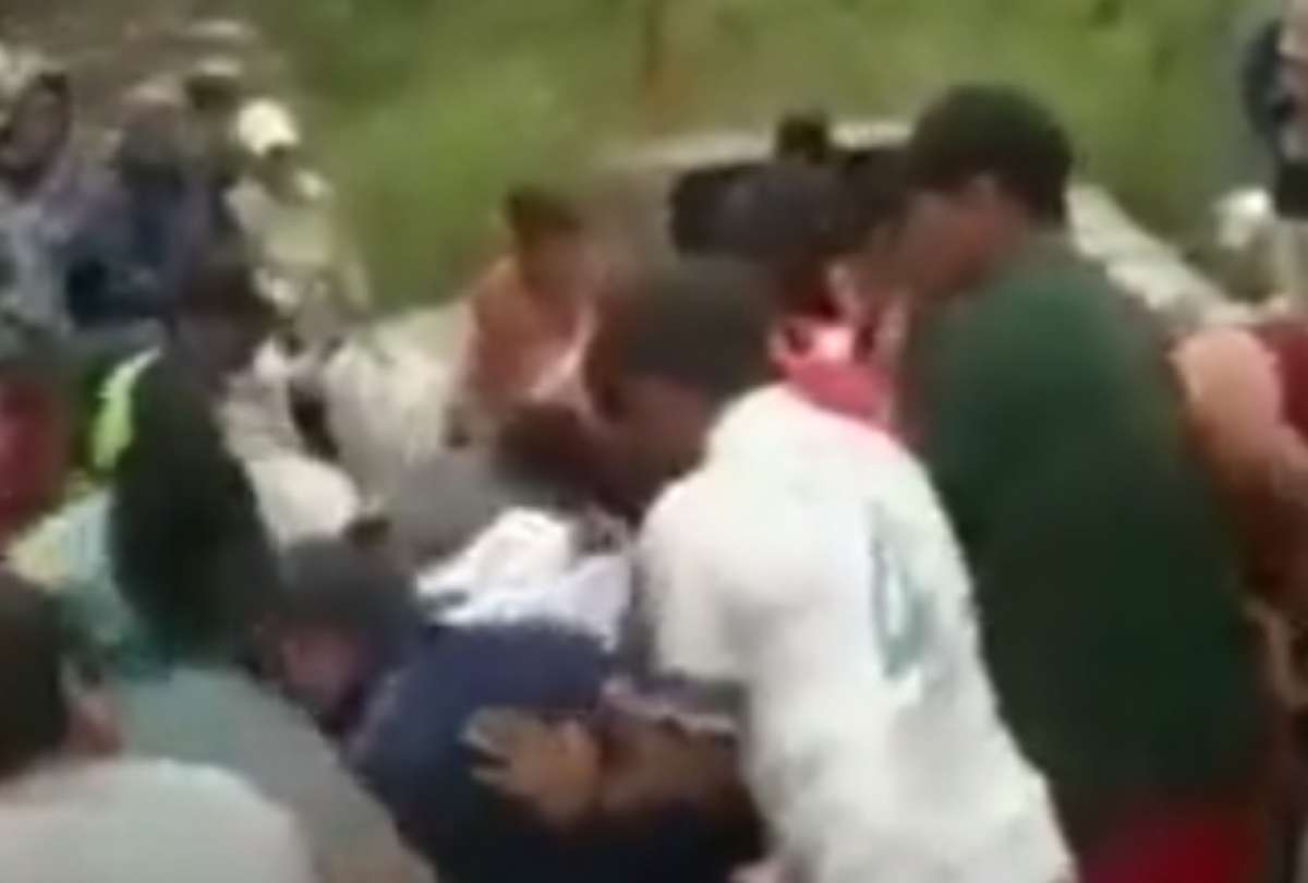 Moradores vac&iacute;an el cargamento de un cami&oacute;n accidentado