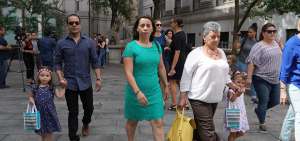 Los familiares de Pablo Villavicencio, entre ellos su esposa Sonia Chica y sus hijas, acuden a la corte federal. 