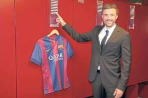 Luego de su presentaci&oacute;n como director t&eacute;cnico de Barcelona, visit&oacute; el vestuario. Foto: AFP.