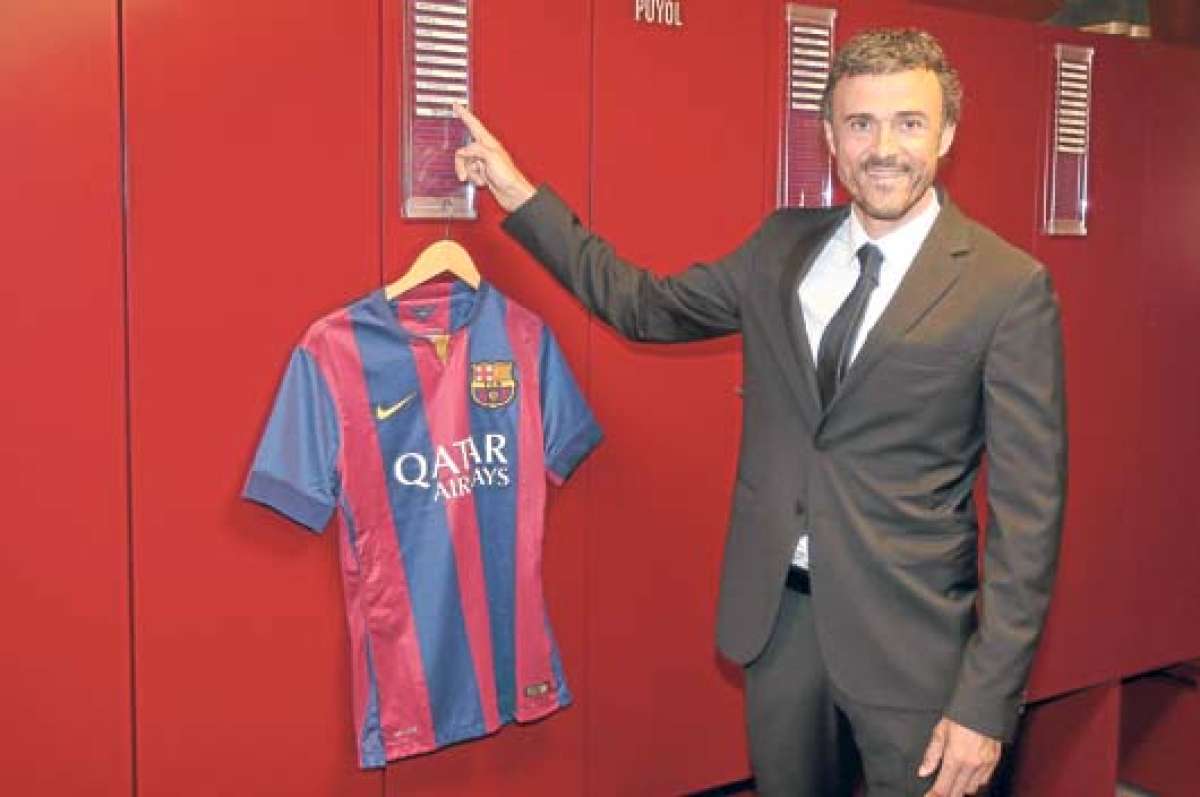 Luego de su presentaci&oacute;n como director t&eacute;cnico de Barcelona, visit&oacute; el vestuario. Foto: AFP.