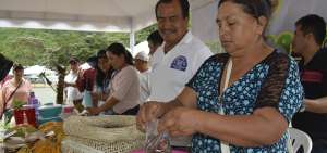 Los visitantes a la feria se deleitaron del olor y sabor del cacao nacional fino de aroma, a trav&eacute;s de los licores, pasta, chocolates, bombones, etc.