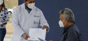 Directivos de varias casas de salud en Guayaquil fueron homenajeados gracias a su trabajo durante la emergencia.