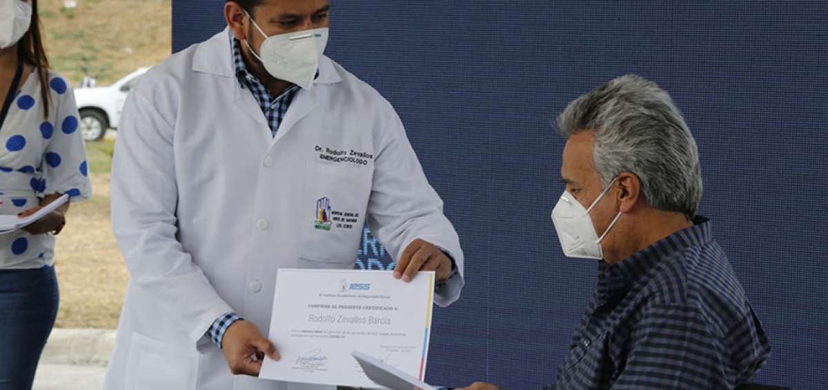 Directivos de varias casas de salud en Guayaquil fueron homenajeados gracias a su trabajo durante la emergencia.