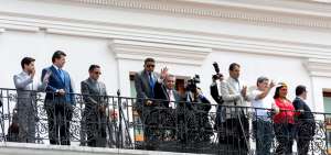 En la ma&ntilde;ana, el presidente de la Rep&uacute;blica, Len&iacute;n Moreno,  presidi&oacute; la ceremonia de Cambio de Guardia, en la Plaza Grande.