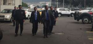 El ministro Patricio Zambrano acudi&oacute; hasta el Hospital General de las Fuerzas Armadas en Quito para visitar a los militares. 