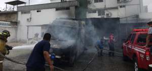 Tras m&aacute;s de una hora de trabajo, los bomberos de Manta pudieron apagar el incendio de las dos ambulancias.