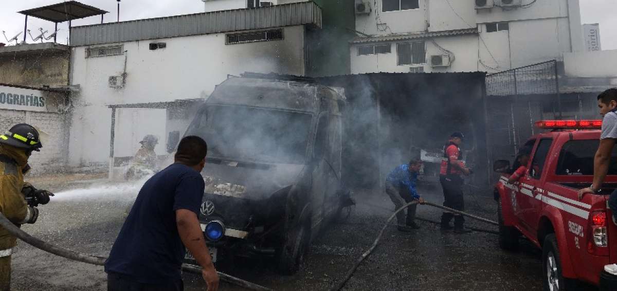 Tras m&aacute;s de una hora de trabajo, los bomberos de Manta pudieron apagar el incendio de las dos ambulancias.