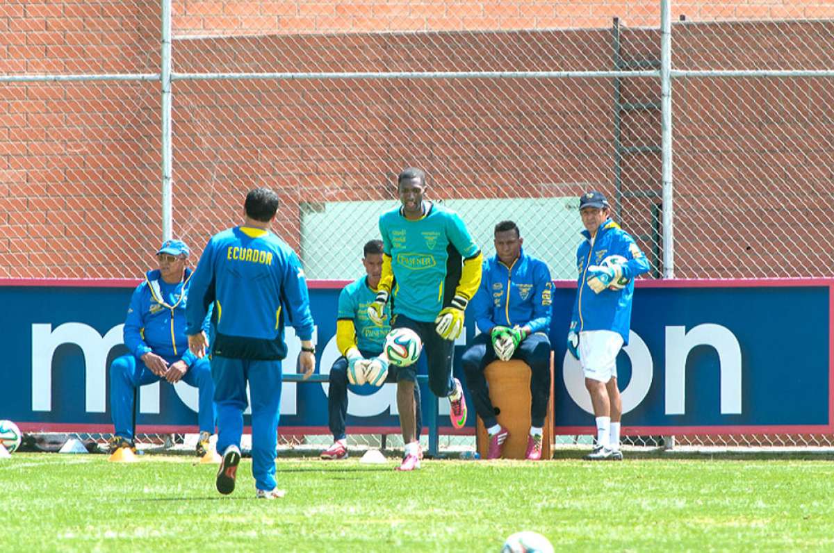 El golero de Liga de Quito, Alexander Dom&iacute;nguez, (centro) se mostr&oacute; contento por regresar a la &ldquo;familia&rdquo; de la selecci&oacute;n, para los amistosos en EE.UU. Foto: Archivo.