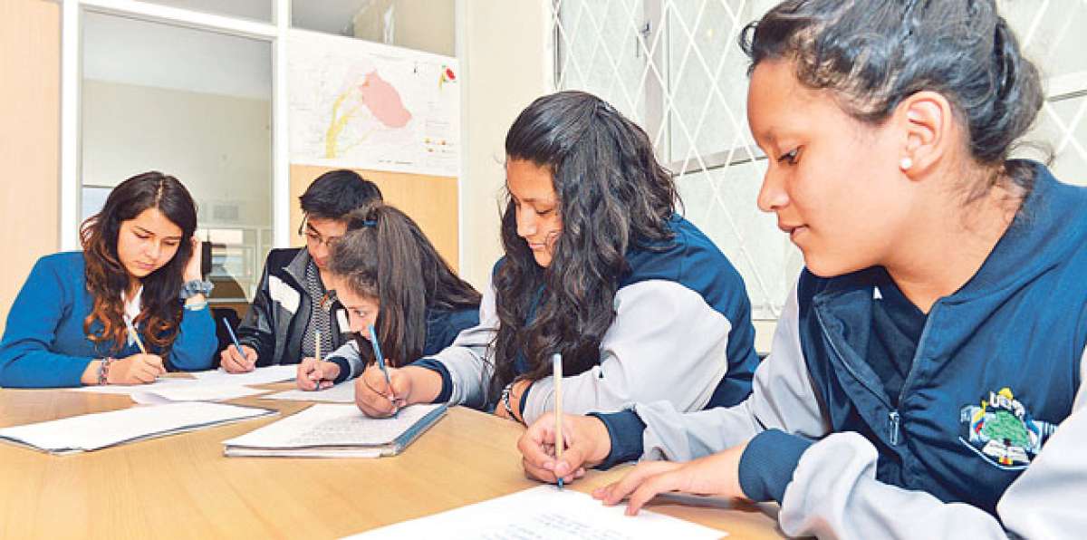 Todav&iacute;a con sus uniformes formales y de cultura f&iacute;sica, los estudiantes de la UEA participan en el taller. Foto: Roberto Ch&aacute;vez / El Tel&eacute;grafo