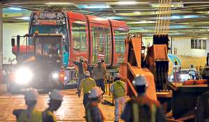 La madrugada del mi&eacute;rcoles, la primera de 14 m&aacute;quinas, desembarc&oacute; en los muelles de la Autoridad Portuaria de Guayaquil (APG). Foto: Eduardo Escobar/El Tel&eacute;grafo