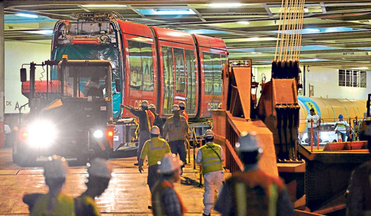 La madrugada del mi&eacute;rcoles, la primera de 14 m&aacute;quinas, desembarc&oacute; en los muelles de la Autoridad Portuaria de Guayaquil (APG). Foto: Eduardo Escobar/El Tel&eacute;grafo