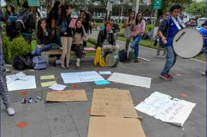 Los estudiantes de la PUCE han salido a las calles en m&aacute;s de 2 ocasiones para protestar. Foto: Archivo