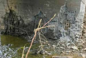 Fiscalía realizó el levantamiento de indicios tras la explosión el puente del río Churute, en Guayas.