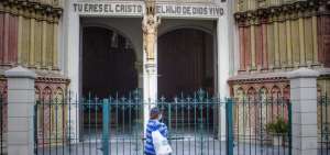 Las puertas de la Catedral Metropolitana de Guayaquil permanecen abiertas, pero sin acceso a los feligreses. 