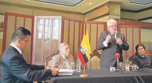 El lunes pasado, en Guayaquil, el ministro de Defensa, Fernando Cordero, entreg&oacute; los documentos a la familia Rold&oacute;s. Foto: Jos&eacute; Mor&aacute;n / El Tel&eacute;grafo