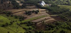 El informe se&ntilde;ala entre los problemas que el lugar solo tenga una v&iacute;a de acceso y la irregularidad del terreno. Foto: Presidencia de la Rep&uacute;blica 
