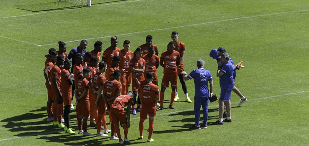 El entrenador argentino de la selecci&oacute;n sub-20 de Ecuador, Jorge C&eacute;lico, dialoga con la plantilla que disputa el Sudamericano de la categor&iacute;a en Chile. Dependiendo del informe m&eacute;dico, el estratega confirmar&aacute; la alineaci&oacute;n titular.