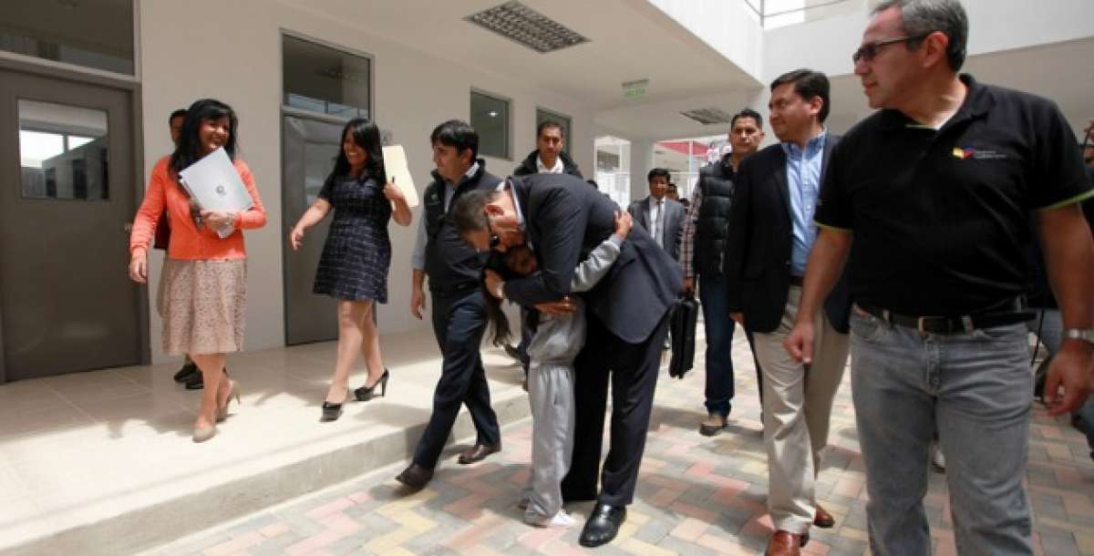 El presidente Rafael Correa saluda a una de las estudiantes de la Unidad el Milenio de Victoria del Portete. Foto: Flickr Presidencia de la Rep&uacute;blica