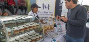 Mirian Andrango es una de las beneficiarias de este tipo de pr&eacute;stamos. Carlos J&aacute;come le compr&oacute; un pancake en el stand que dispuso en la feria.