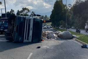 Tramo de la av. Simón Bolívar cerrada por accidente de Tránsito