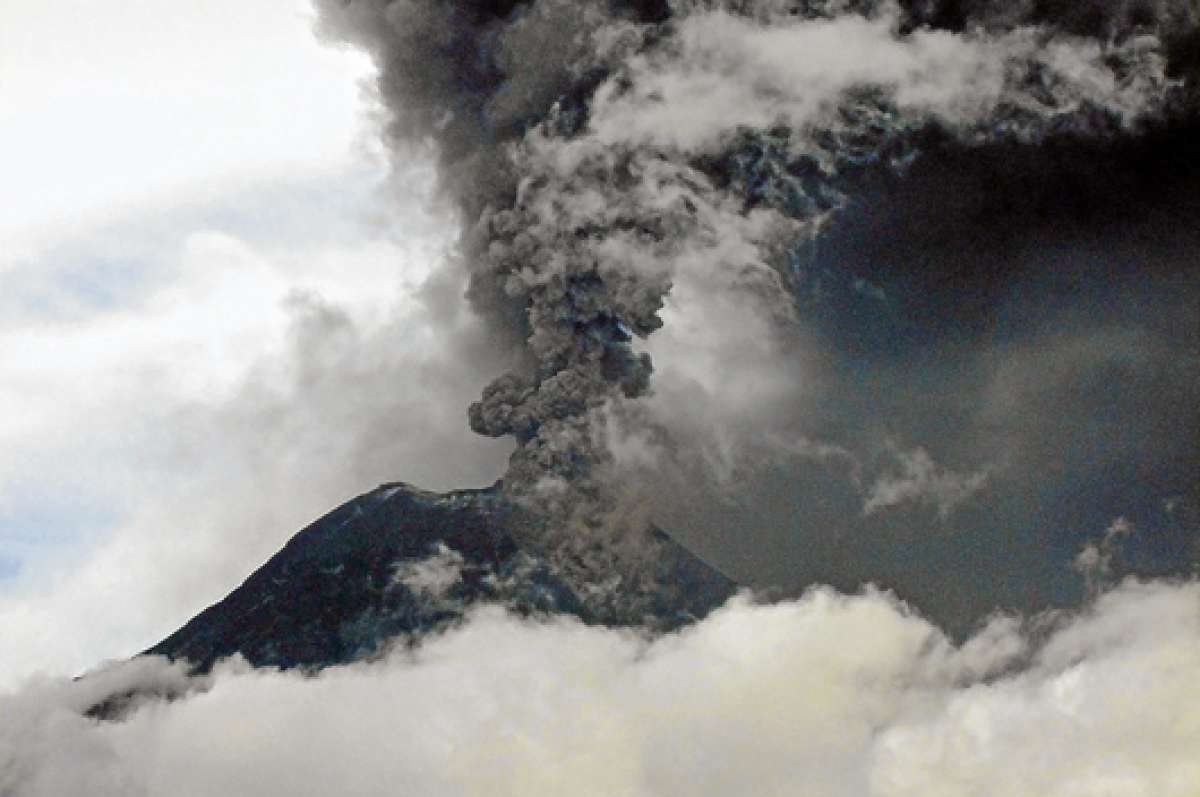 Los episodios de tremor, por emisi&oacute;n continua, del volc&aacute;n Tungurahua se acentuaron desde el pasado mi&eacute;rcoles, asombrando a los habitantes de zonas aleda&ntilde;as. Foto: Roberto Ch&aacute;vez / El Tel&eacute;grafo