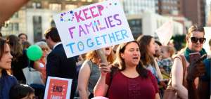 Cientos de personas protestaron por la separaci&oacute;n de familias como consecuencia de las deportaciones de padres sin permiso de residencia en EE.UU.