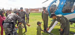 Los peque&ntilde;os vistieron igual que los pilotos de Aeropolicial y recibieron un homenaje por parte de los agentes del orden, en la capital chimboracense. Foto: Elizabeth Maggi / El Tel&eacute;grafo