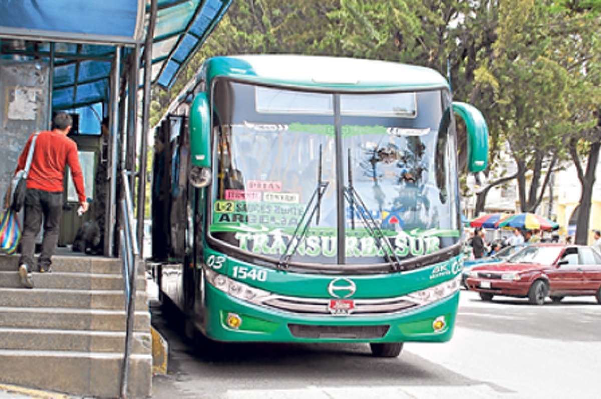 Los usuarios del servicio de transporte urbano a&uacute;n no pagar&aacute;n los valores aprobados por el Concejo Cantonal. Los transportistas creen que eso tardar&aacute; meses. Foto: Cortes&iacute;a
