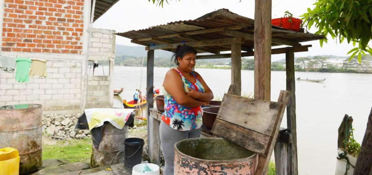 Yury Mor&aacute;n, vecina de La Estacada (Daule), se qued&oacute; sin proveerse de l&iacute;quido. Hay manchas de aceite en el r&iacute;o.